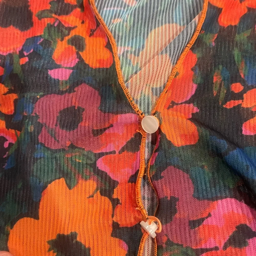 Urban Outfitters 70s style Vibrant Floral Sheer Crop Top - Picture 4 of 4